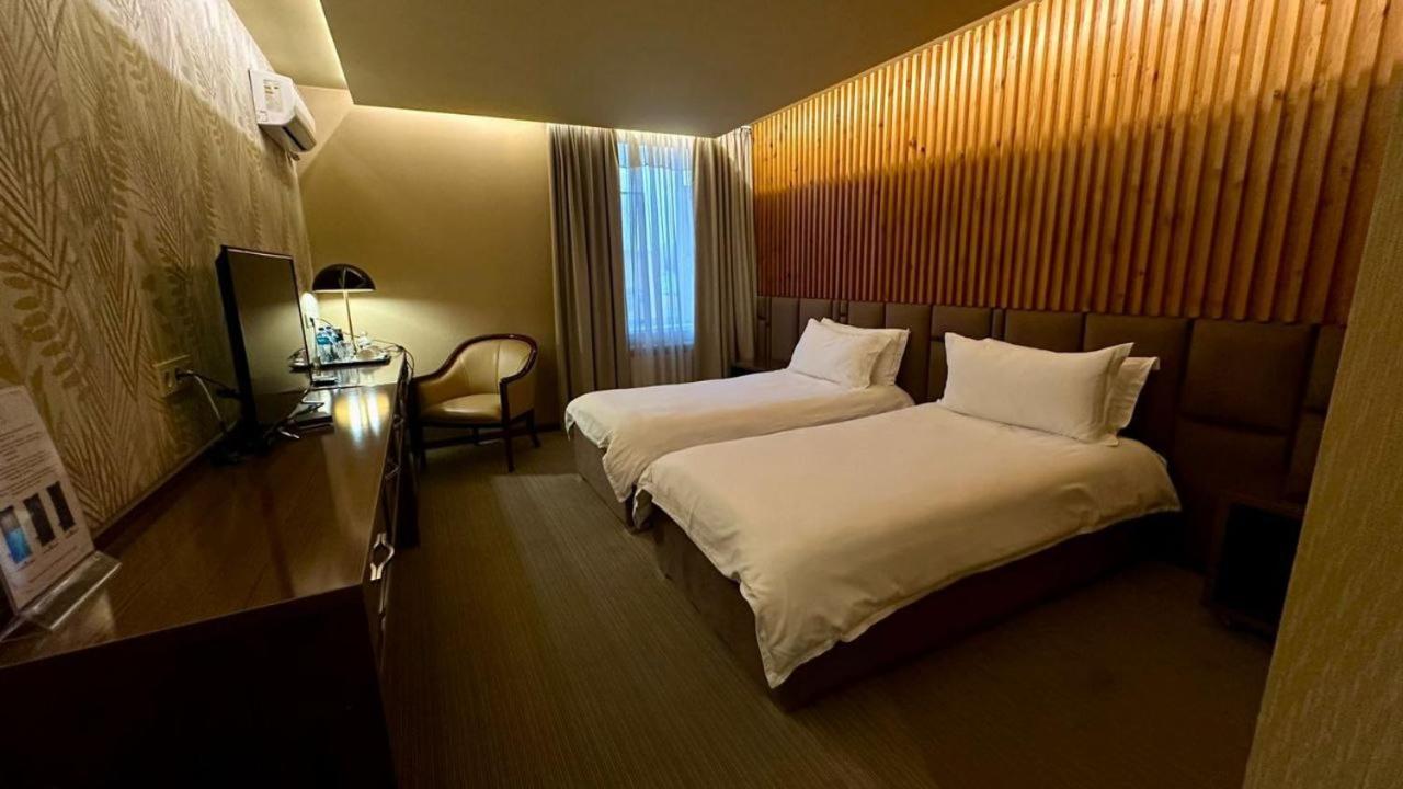 Barhat Hotel & Spa Taraz Bagian luar foto