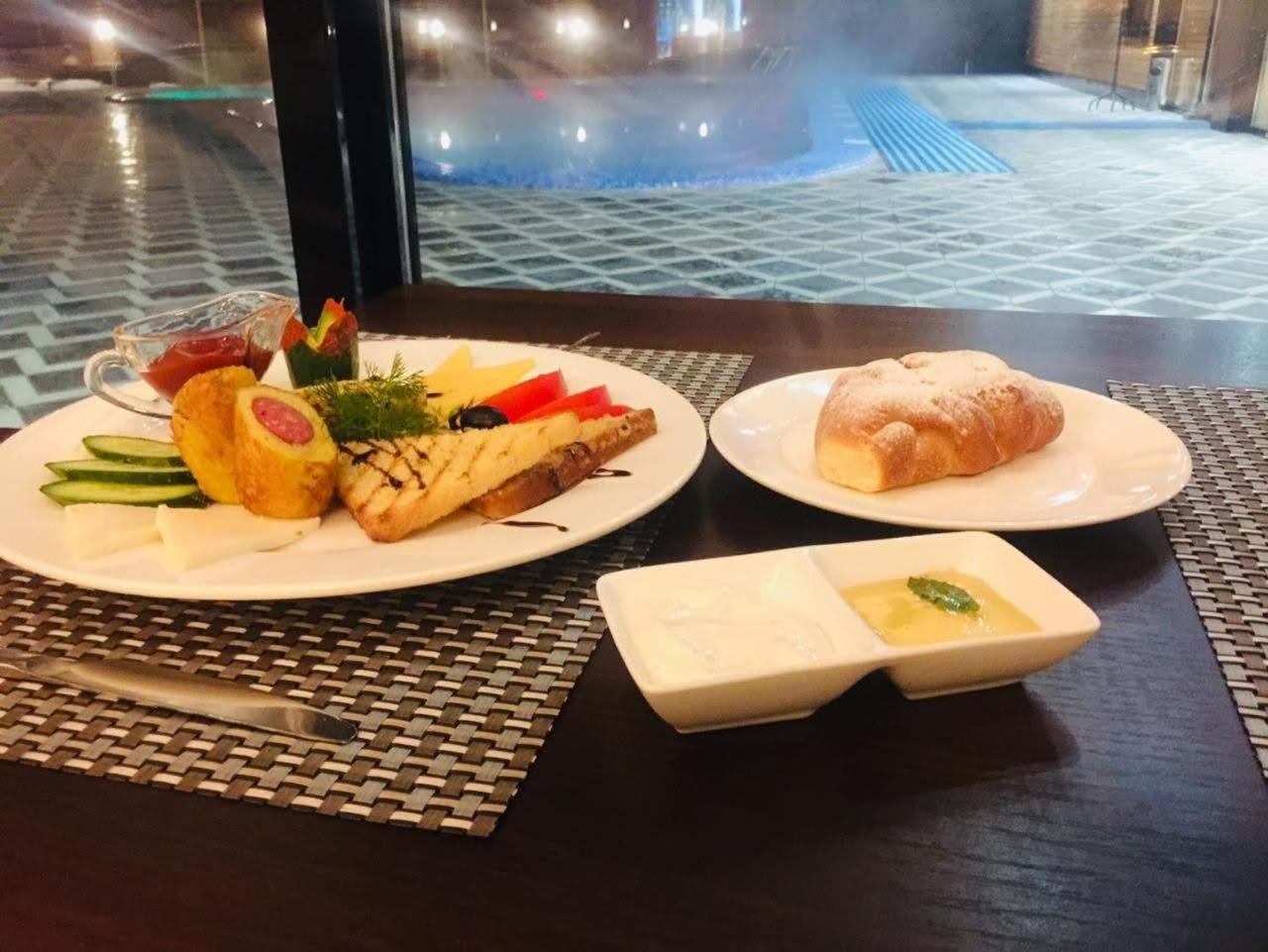Barhat Hotel & Spa Taraz Bagian luar foto